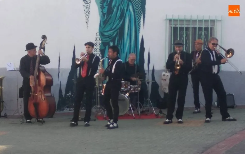 Foto 4 - Pere&ntilde;a despide sus fiestas con folclore, misa, convite y jazz  