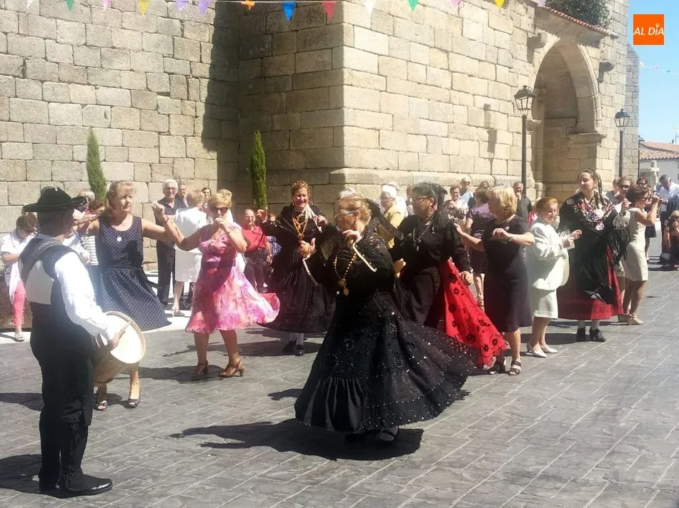 Foto 3 - Pere&ntilde;a despide sus fiestas con folclore, misa, convite y jazz  