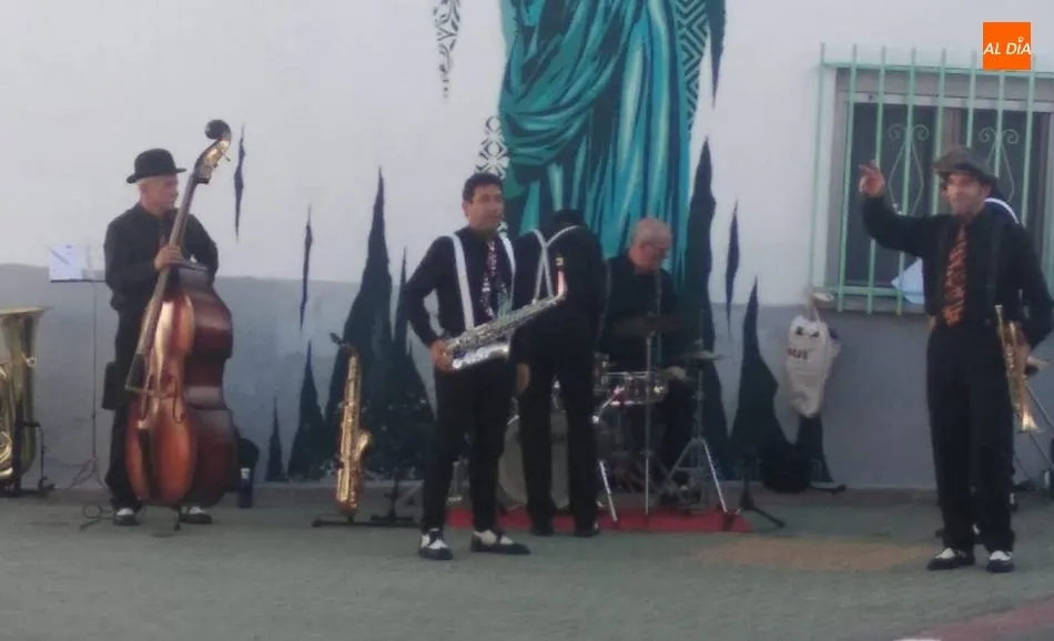 Foto 2 - Pere&ntilde;a despide sus fiestas con folclore, misa, convite y jazz  