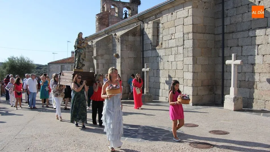 El Ayuntamiento ofreció dos roscas a la Virgen del Rosario en los tradicionales actos de La Ofrenda / MARIBEL SÁNCHEZ