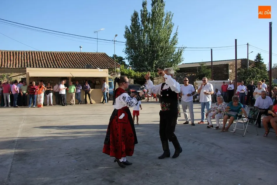 Foto 11 - La Virgen del Rosario recibe dos roscas en las fiestas de La Ofrenda de Villares de Yeltes  