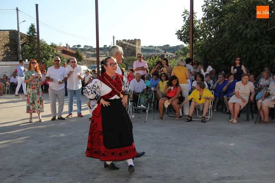 Foto 10 - La Virgen del Rosario recibe dos roscas en las fiestas de La Ofrenda de Villares de Yeltes  