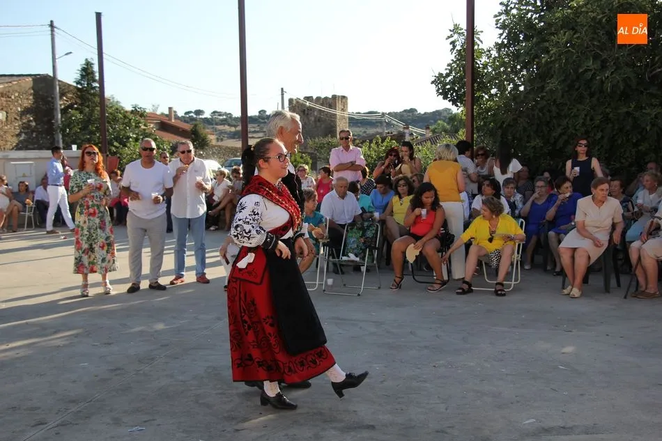 Foto 9 - La Virgen del Rosario recibe dos roscas en las fiestas de La Ofrenda de Villares de Yeltes  