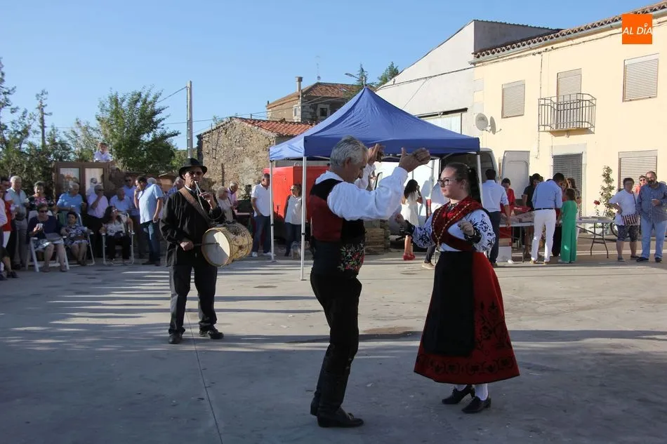 Foto 6 - La Virgen del Rosario recibe dos roscas en las fiestas de La Ofrenda de Villares de Yeltes  