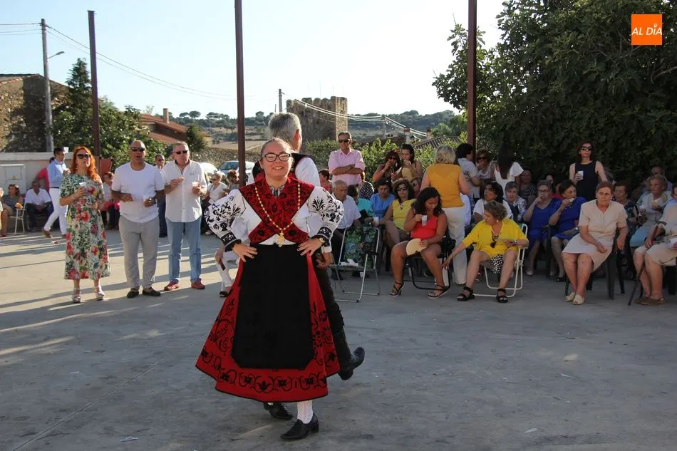 Foto 5 - La Virgen del Rosario recibe dos roscas en las fiestas de La Ofrenda de Villares de Yeltes  