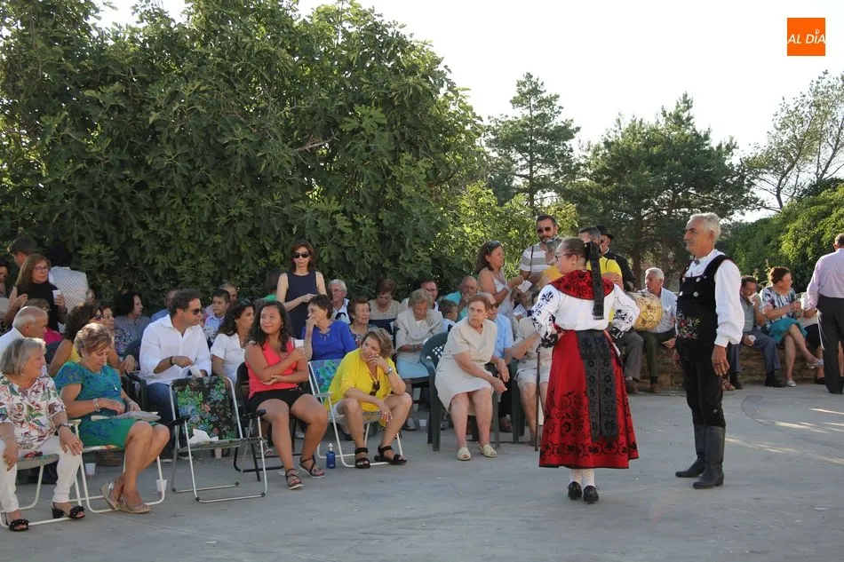 Foto 4 - La Virgen del Rosario recibe dos roscas en las fiestas de La Ofrenda de Villares de Yeltes  