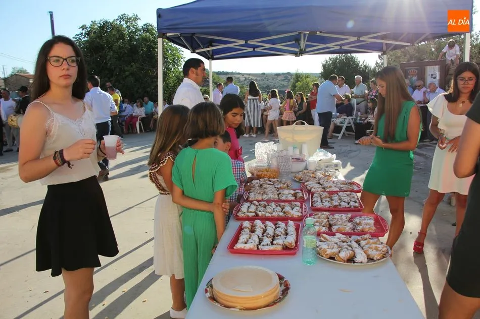 Foto 2 - La Virgen del Rosario recibe dos roscas en las fiestas de La Ofrenda de Villares de Yeltes  