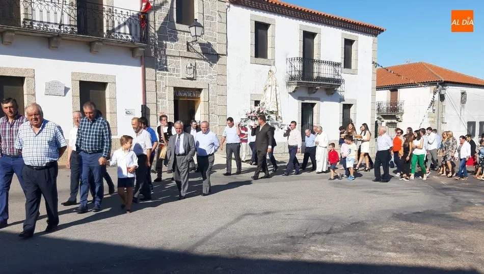 La Virgen del Rosario paseó en procesión por las calles de Fuenteliante / REP. GRÁFICO: MANUEL NICOLÁS BOGAZ