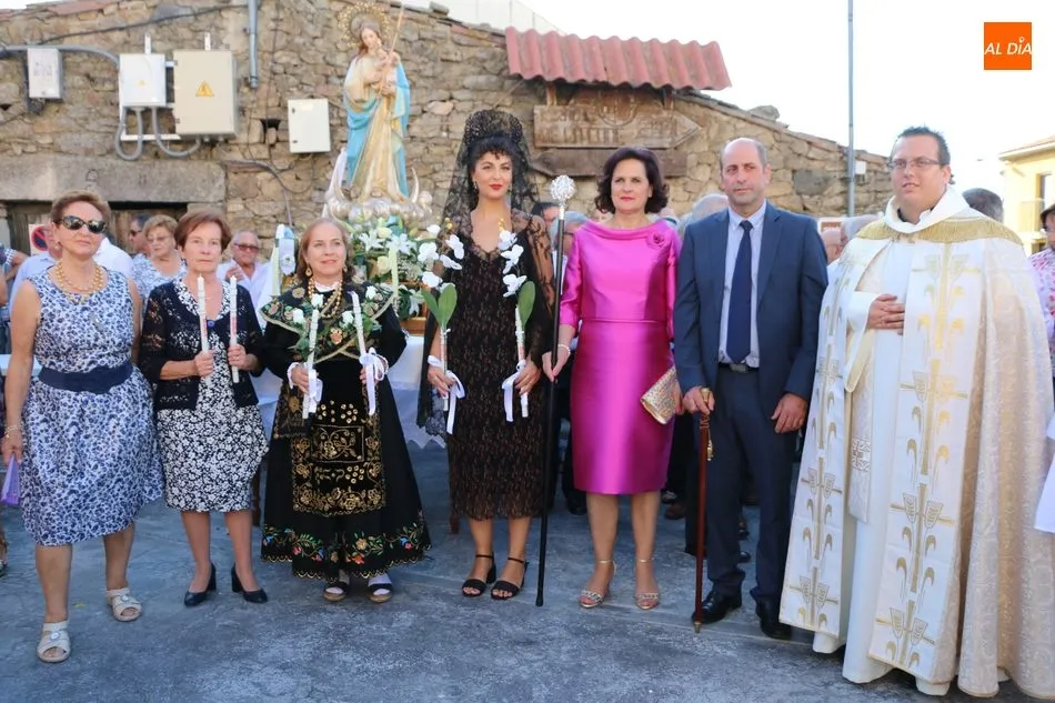Madrinas, mayordoma, alcalde y párroco fueron algunos de los protagonistas de estos actos en honor a la Virgen del Árbol / CORRAL