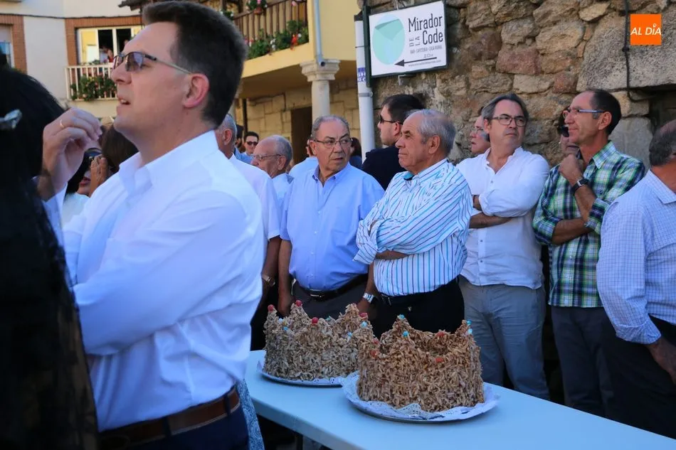 Foto 11 - Las Madrinas de Mieza entregan sus roscas de almendra a la Virgen del &Aacute;rbol  