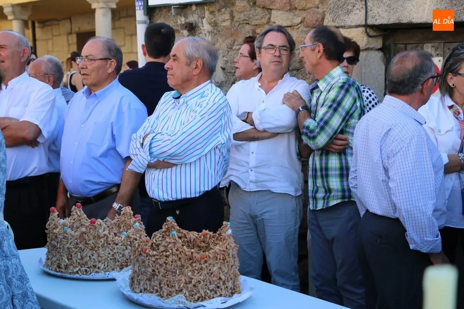 Foto 10 - Las Madrinas de Mieza entregan sus roscas de almendra a la Virgen del &Aacute;rbol  