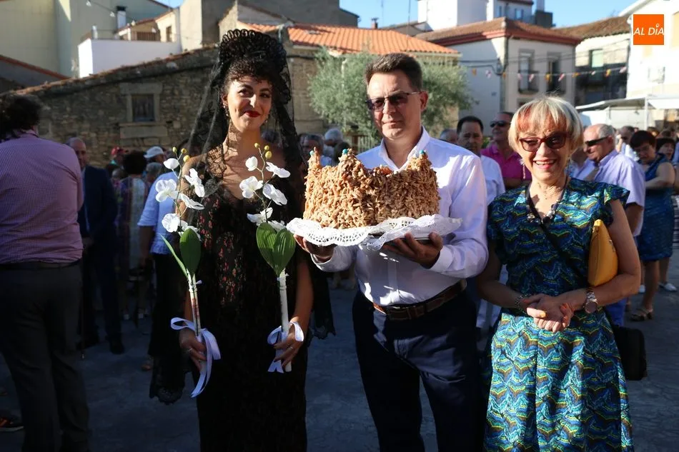 Foto 9 - Las Madrinas de Mieza entregan sus roscas de almendra a la Virgen del &Aacute;rbol  
