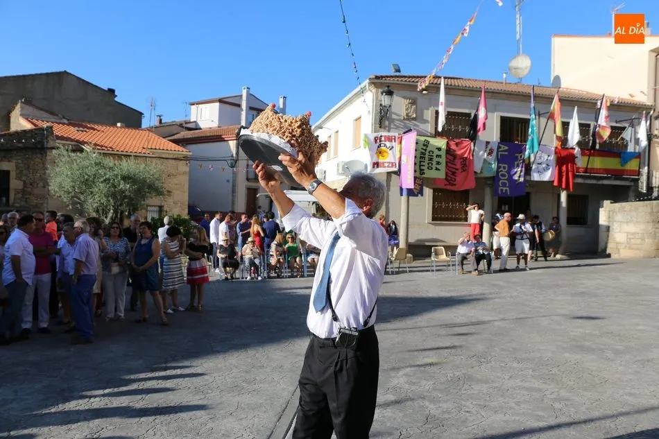 Foto 8 - Las Madrinas de Mieza entregan sus roscas de almendra a la Virgen del &Aacute;rbol  