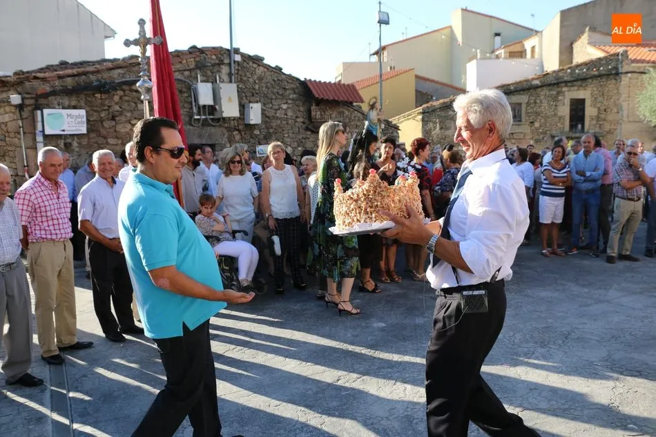 Foto 4 - Las Madrinas de Mieza entregan sus roscas de almendra a la Virgen del &Aacute;rbol  