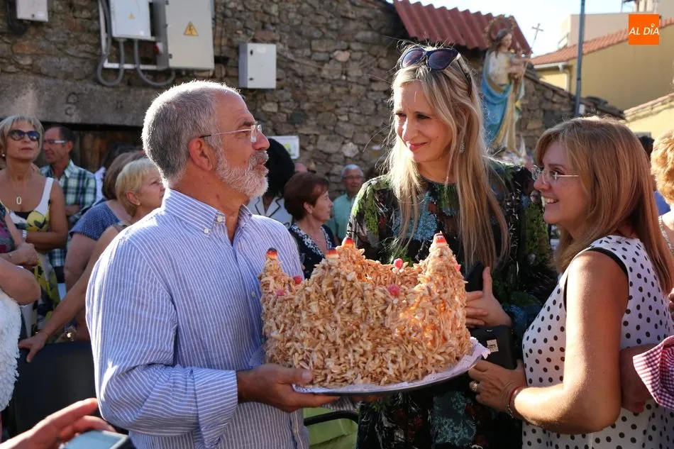 Foto 3 - Las Madrinas de Mieza entregan sus roscas de almendra a la Virgen del &Aacute;rbol  