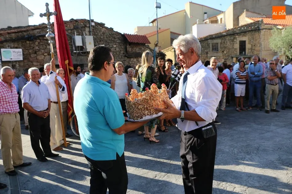 Foto 2 - Las Madrinas de Mieza entregan sus roscas de almendra a la Virgen del &Aacute;rbol  