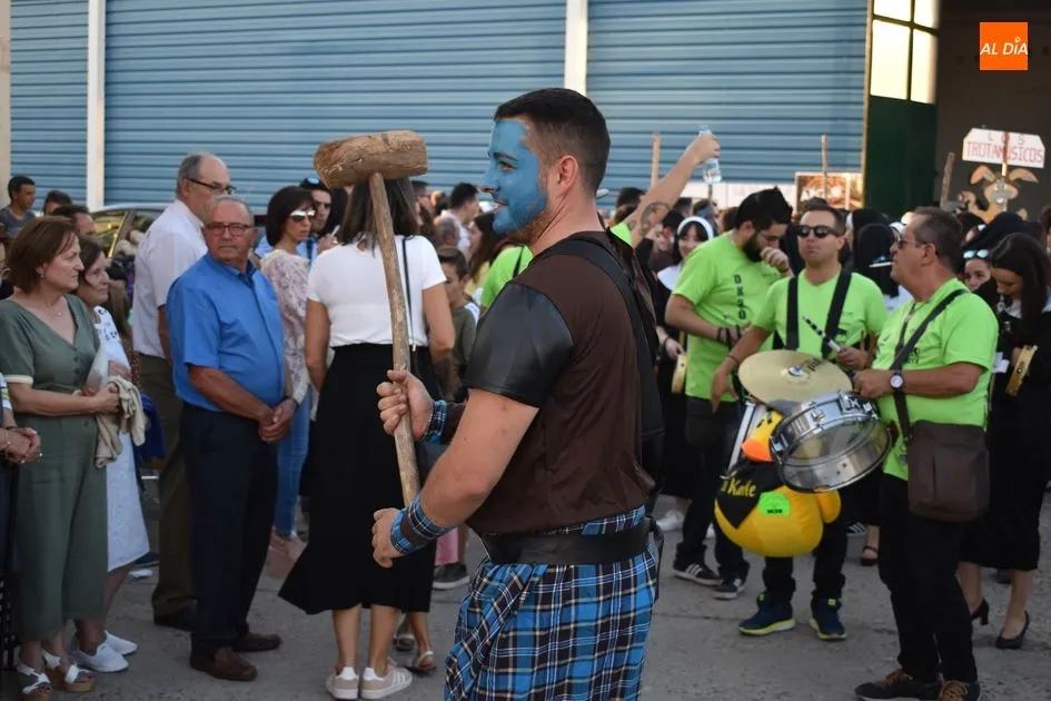 Foto 5 - Colorido y divertido desfile de disfraces en Navales