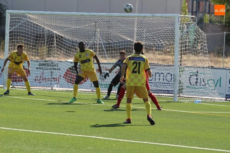 Foto 5 - El Ciudad Rodrigo, el &uacute;nico equipo charro que gana en la primera jornada