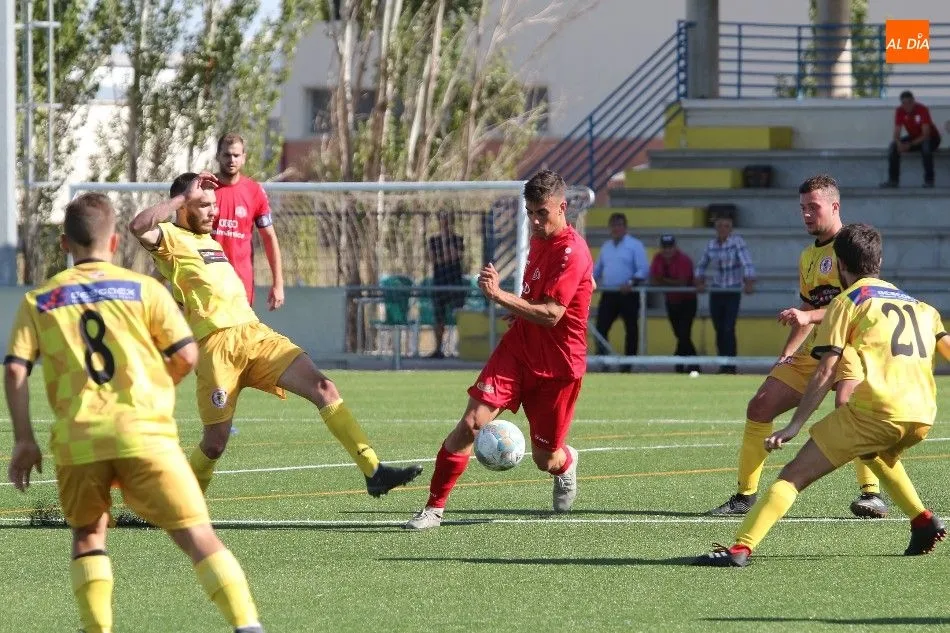 Foto 2 - El Ciudad Rodrigo, el &uacute;nico equipo charro que gana en la primera jornada