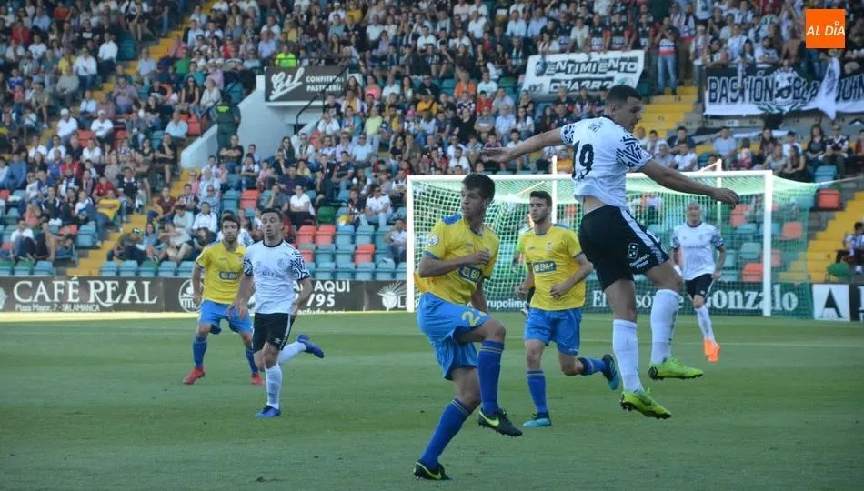 Uxío no pudo brillar como en los encuentro anteriores, aunque su esfuerzo, una vez más, fue encomiable. Foto de Lydia González