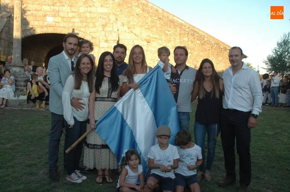 La peña El Desastre puso 2.250 euros por la bandera