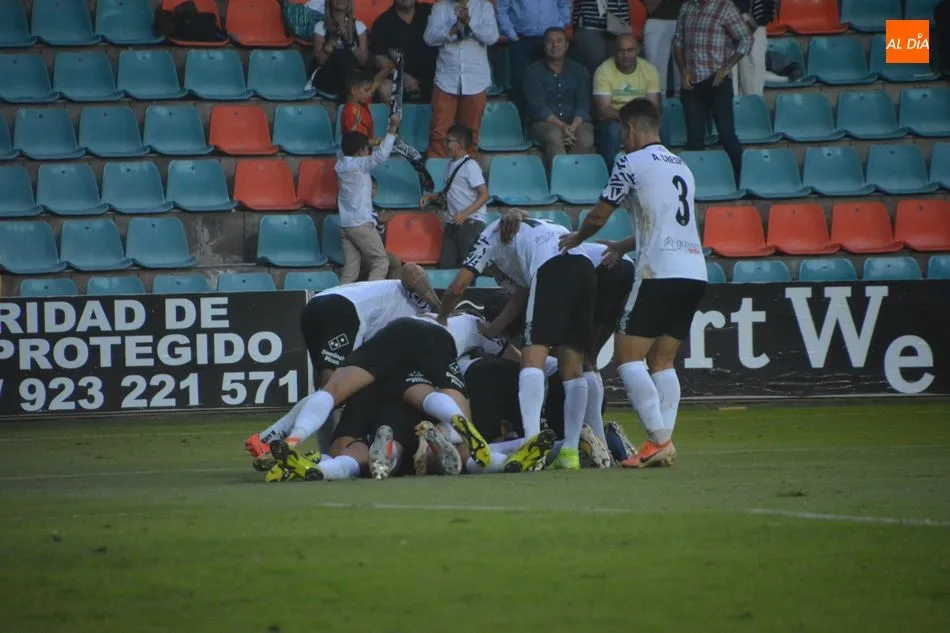 Celebración del 1-0 marcado por Álex Serrano. Foto de Lydia González
