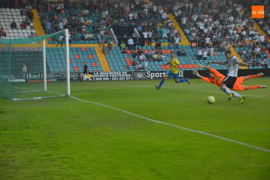 Foto 10 - El Salamanca UDS tira&nbsp;el liderato ante el Real Uni&oacute;n en los &uacute;ltimos minutos (1-1)