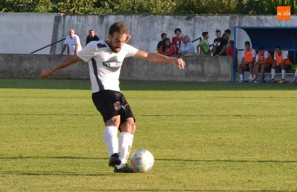 Foto 11 - Prometedor debut del Ciudad Rodrigo tanto en juego como en resultado ante uno de los gallitos  