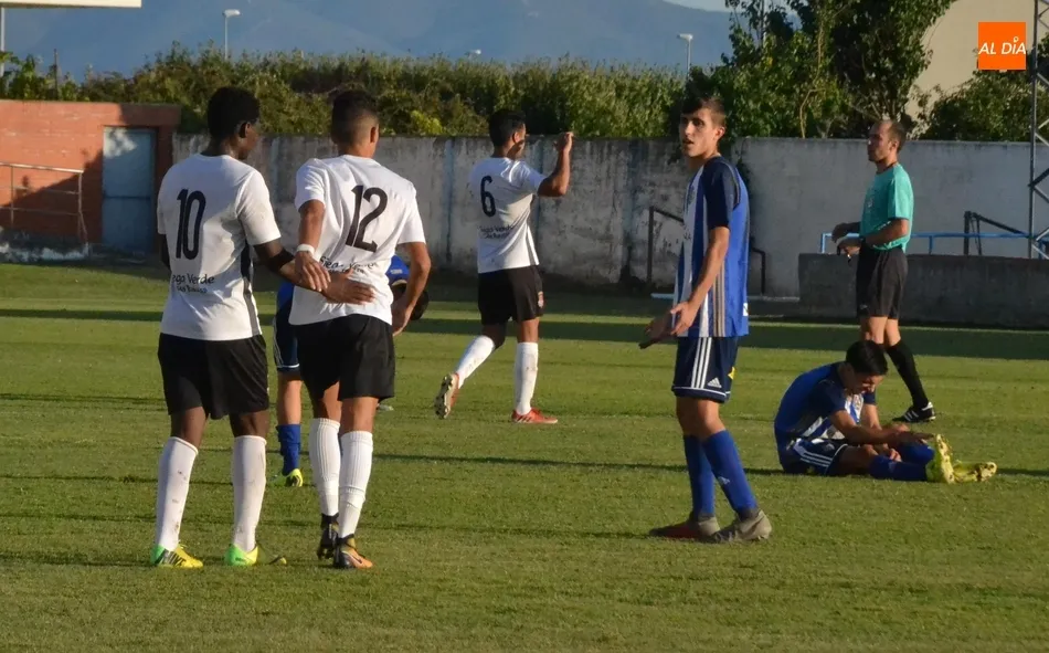 Foto 4 - Prometedor debut del Ciudad Rodrigo tanto en juego como en resultado ante uno de los gallitos  