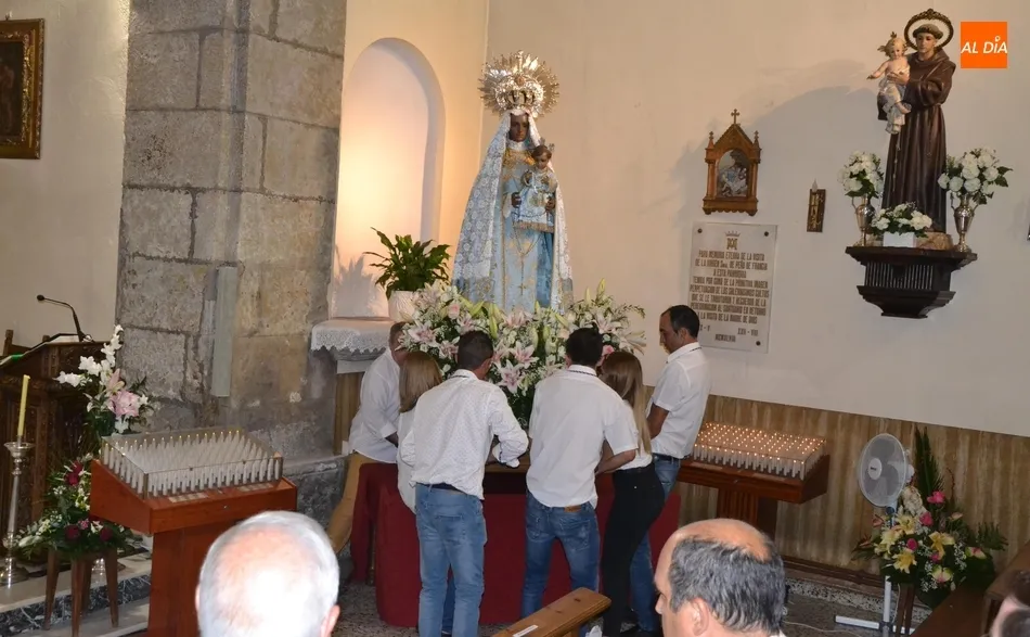 Foto 10 - La Virgen que est&aacute; &ldquo;en el coraz&oacute;n de todos los mirobrigenses&rdquo; recorre las calles envuelta en...