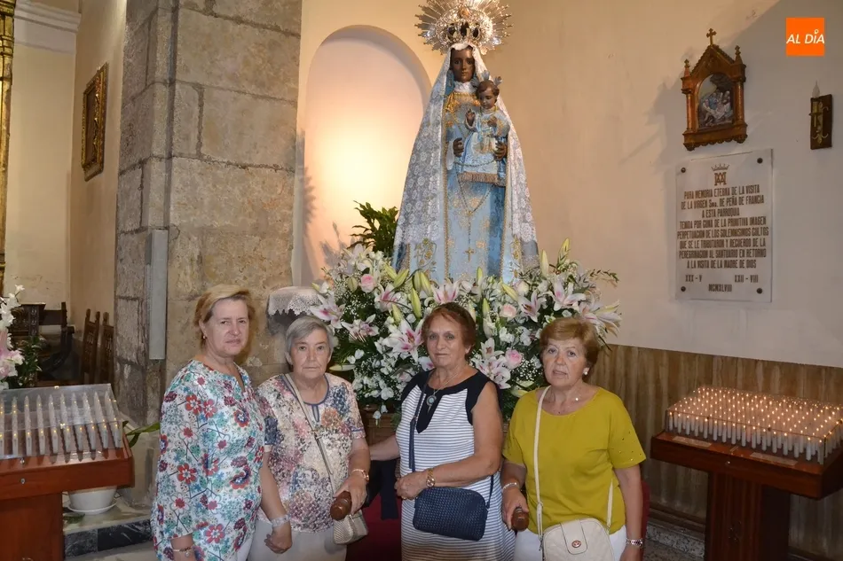 Foto 4 - La Virgen que est&aacute; &ldquo;en el coraz&oacute;n de todos los mirobrigenses&rdquo; recorre las calles envuelta en...