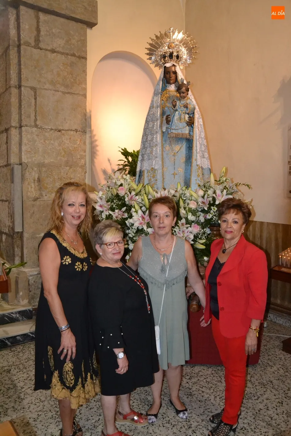 Foto 3 - La Virgen que est&aacute; &ldquo;en el coraz&oacute;n de todos los mirobrigenses&rdquo; recorre las calles envuelta en...