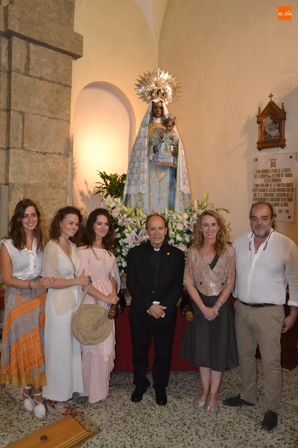 Foto 2 - La Virgen que est&aacute; &ldquo;en el coraz&oacute;n de todos los mirobrigenses&rdquo; recorre las calles envuelta en...