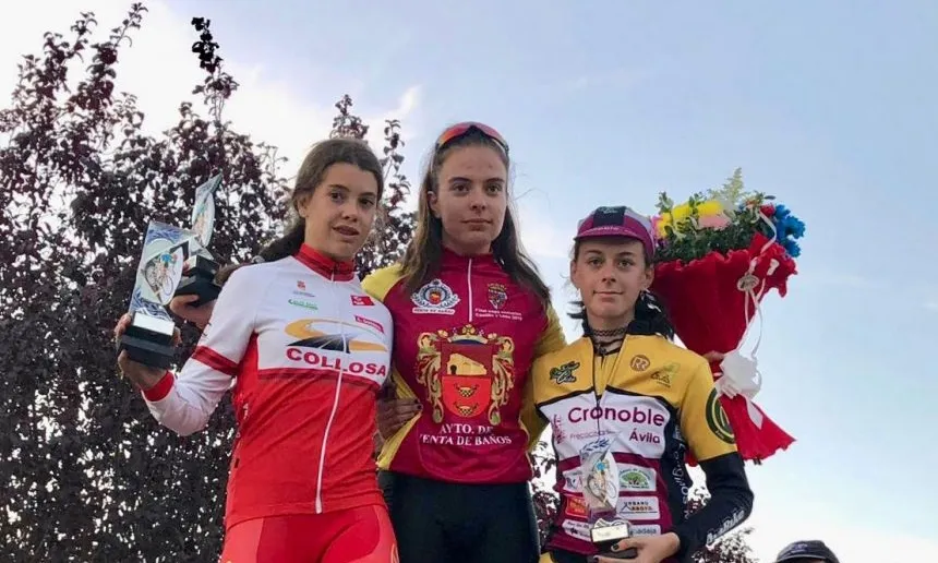 Natalia Ovejero en el centro del podio como campeona de la Copa de Escuelas de ciclismo