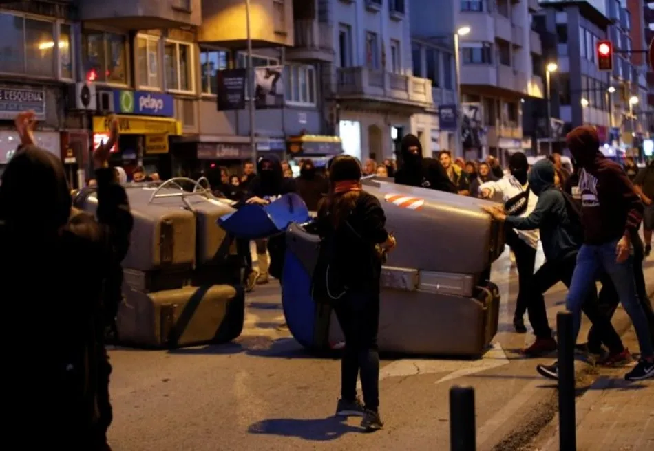 Foto 3 - Manifestantes se concentran ante el cuartel de la Guardia Civil en Girona
