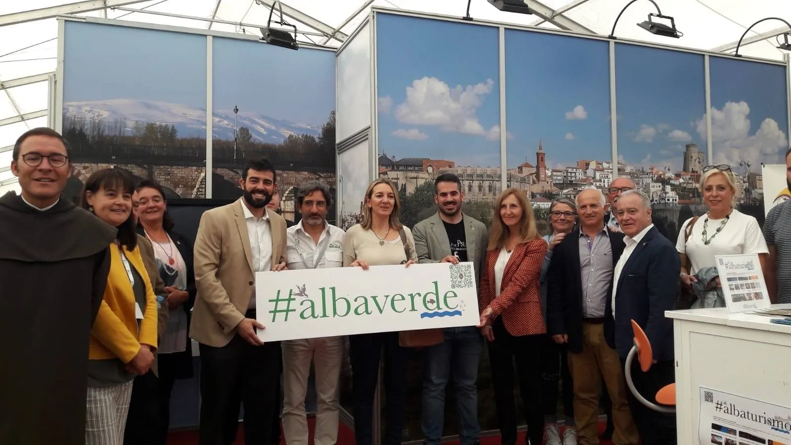 Autoridades albenses en el stand de Alba de Tormes en Naturcyl