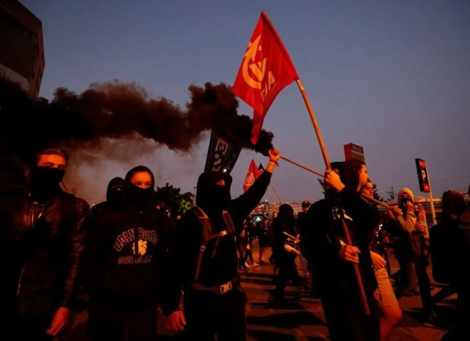 Foto 2 - Manifestantes se concentran ante el cuartel de la Guardia Civil en Girona
