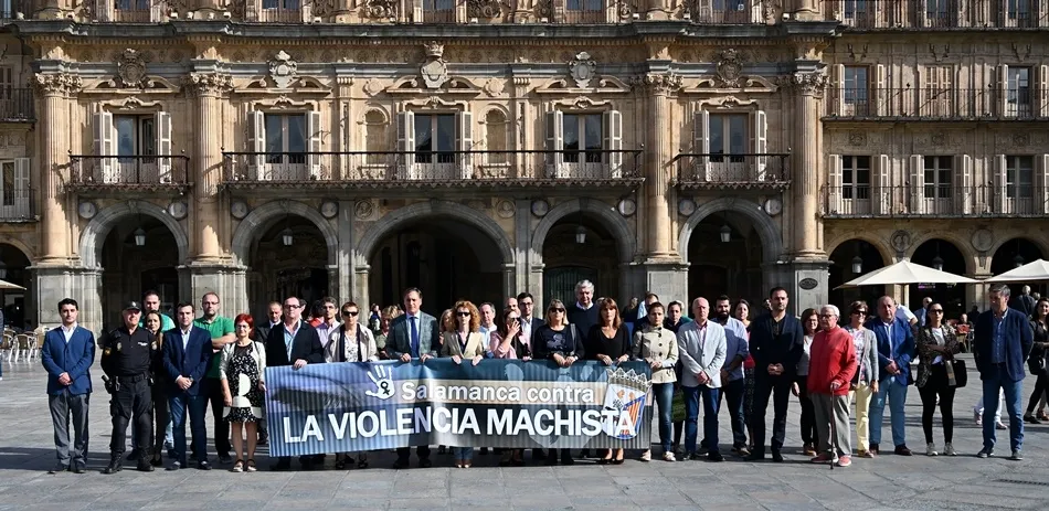 Foto 3 - La Plaza Mayor acoge un minuto de silencio por la mujer asesinada en Las Palmas