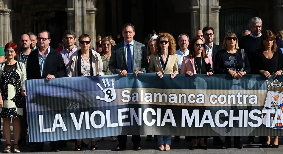 El alcalde de la ciudad, Carlos García Carbayo, junto a concejales del Ayuntamiento de Salamanca, en la Plaza Mayor