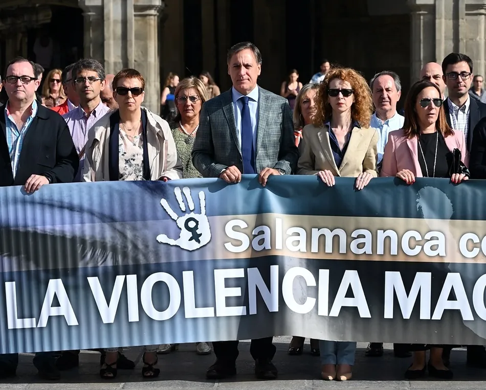 Foto 2 - La Plaza Mayor acoge un minuto de silencio por la mujer asesinada en Las Palmas