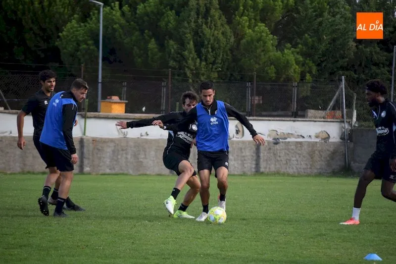Acción en el entrenamiento realizado esta mañana por los jugadores de Unionistas / Pedro Zaballos