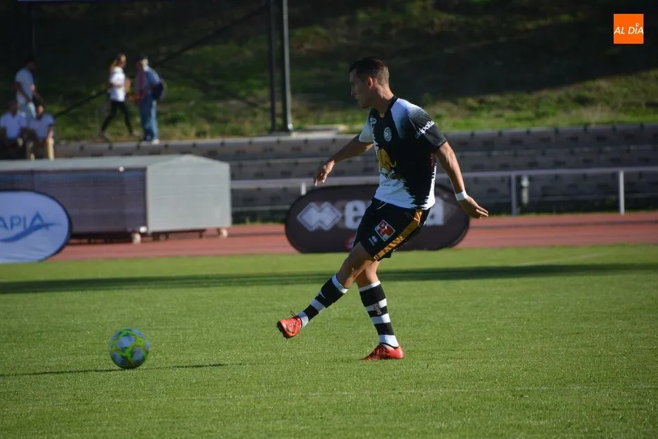 Góngora realiza un pase en el encuentro frente a la Cultural y Deportiva Leonesa / Archivo