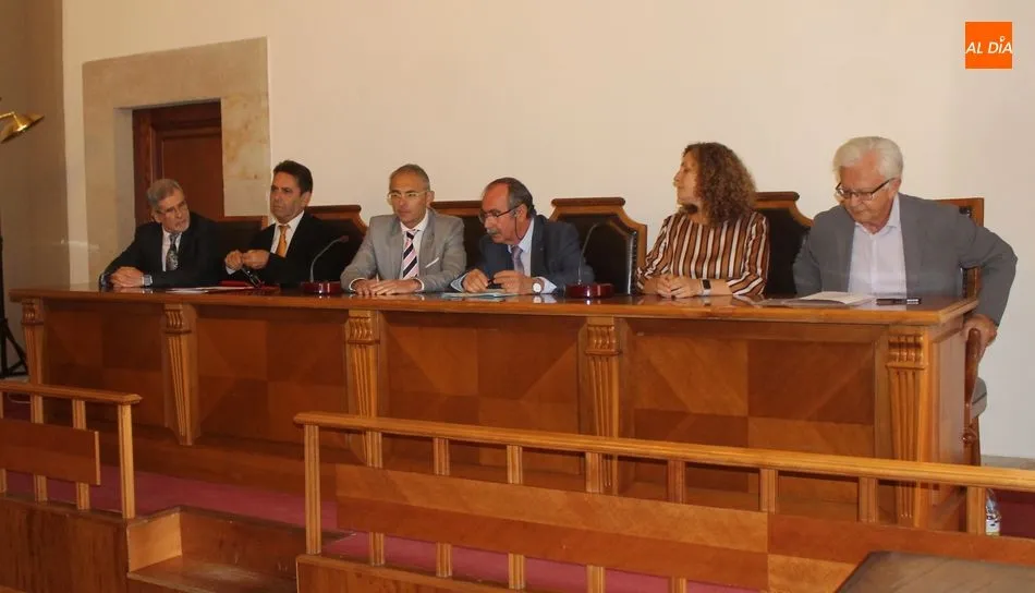 El rector Ricardo Rivero ha destacado esta iniciativa de reconocimiento por ser justa, necesaria y oportunísima de quienes fueron fundador e impulsor de unos Cursos Internacionales que han cumplido 90 años