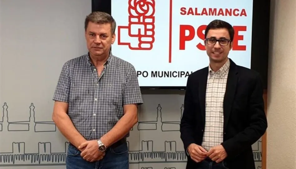 El portavoz  del Grupo Municipal Socialista en el Ayuntamiento de Salamanca, José Luis Mateos, acompañado por el concejal del PSOE Marcelino García Antúnez