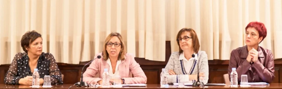 La vicerrectora de Investigación de la USAL, Susana Pérez Santos, ha participado en la presentación en el Aula Dorado Montero de las Escuelas Mayores