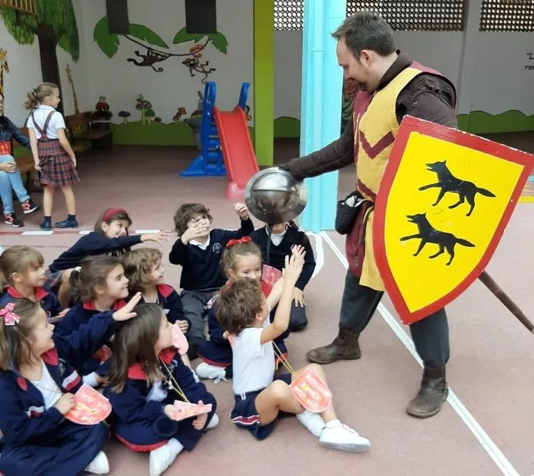 Foto 6 - Rodericus empieza a relatar &lsquo;La Conjura de Ciudad Rodrigo&rsquo; a los ni&ntilde;os de los colegios  