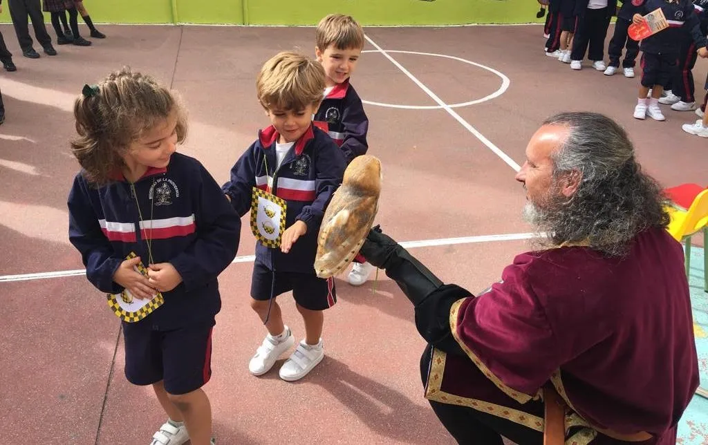 Foto 5 - Rodericus empieza a relatar &lsquo;La Conjura de Ciudad Rodrigo&rsquo; a los ni&ntilde;os de los colegios  