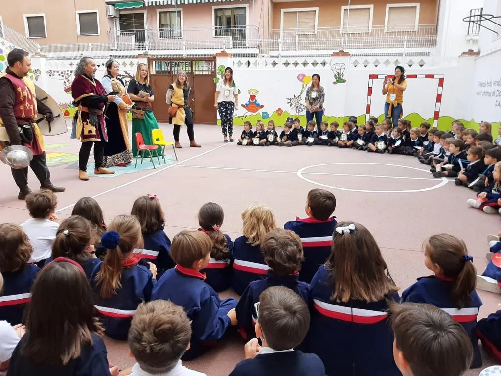 Foto 7 - Rodericus empieza a relatar &lsquo;La Conjura de Ciudad Rodrigo&rsquo; a los ni&ntilde;os de los colegios  
