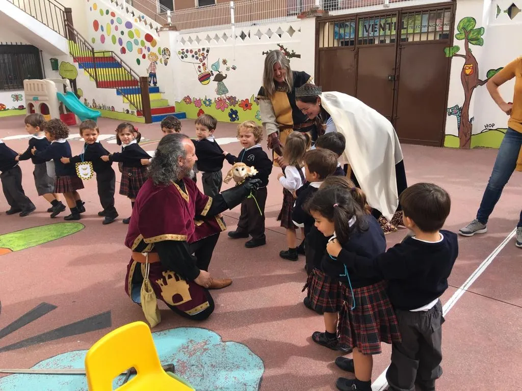 Foto 9 - Rodericus empieza a relatar &lsquo;La Conjura de Ciudad Rodrigo&rsquo; a los ni&ntilde;os de los colegios  
