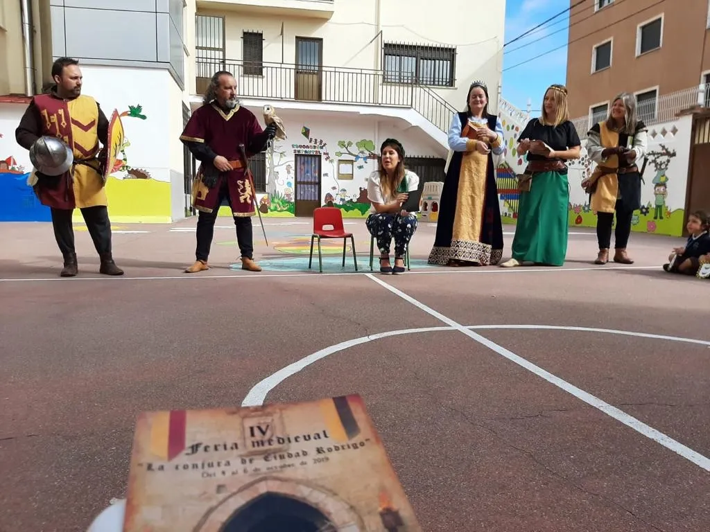 Foto 8 - Rodericus empieza a relatar &lsquo;La Conjura de Ciudad Rodrigo&rsquo; a los ni&ntilde;os de los colegios  